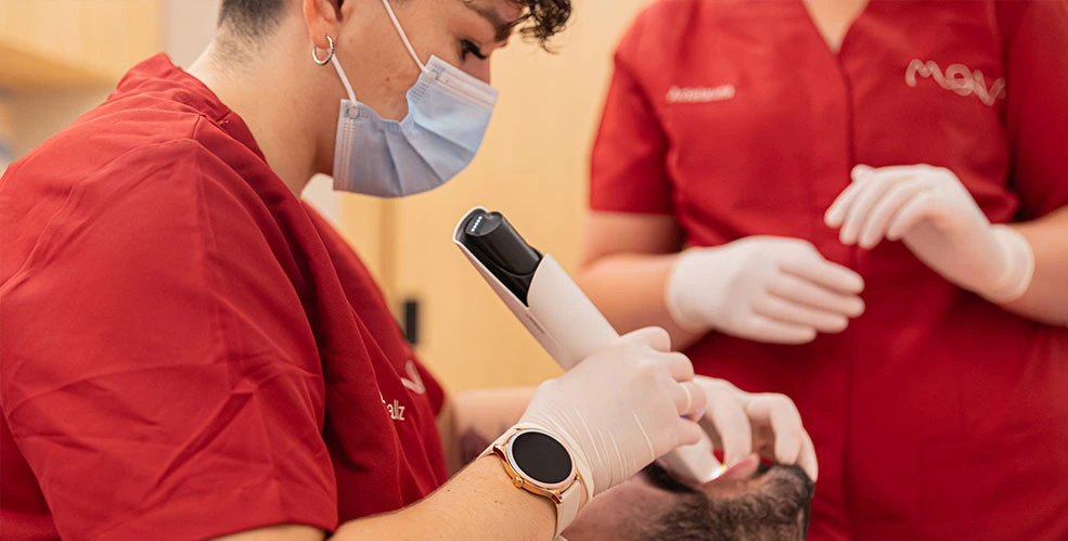odontologa realizando escaner intraoral
