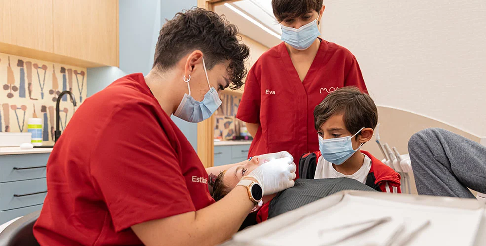Ortodoncista realizando estudio de ortodoncia en paciente infantil