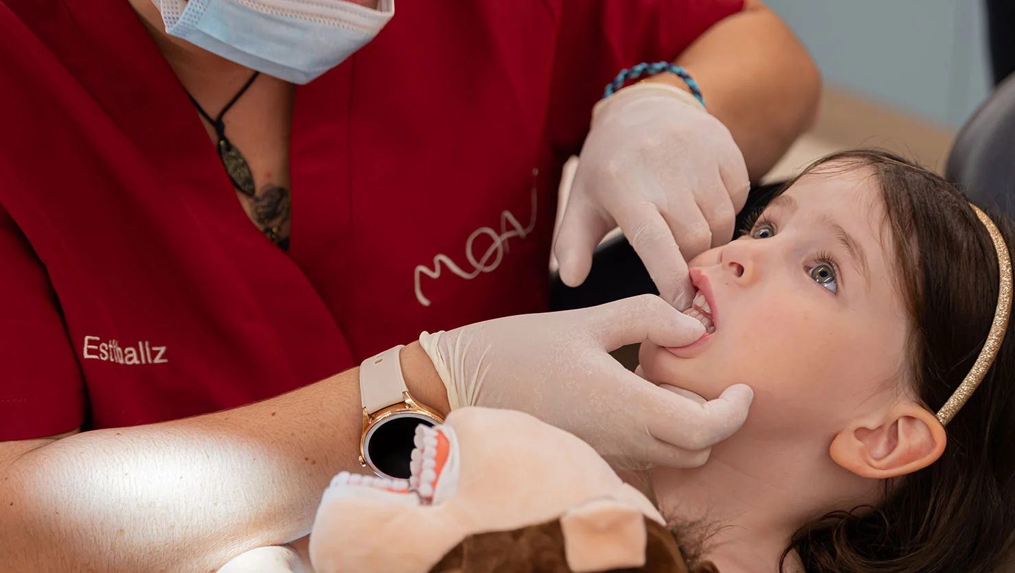 ortodoncista analizando caso de ortodoncia infantil en santiago de compostela