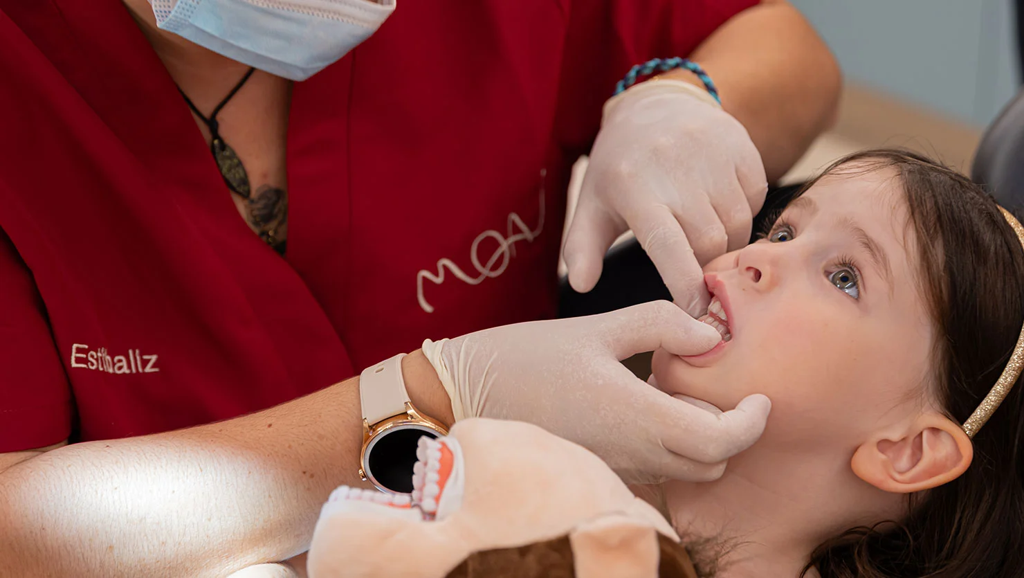 Ortodoncista evaluando ortopedia dental infantil para corrección de habitos orales